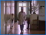 ></p><p class=c_tn>21 января в поликлинике областной больницы открылся вечерний прием для хозрасчетных посетителей. Сделано это для удобства, как врачей, так и самих больных. Бесплатную медицинскую помощь в областной клинической больнице может получить практически любой житель города и области при наличии полиса медицинского страхования, паспорта и направления из своей поликлиники. Однако здесь работает и хозрасчетное отделение. И уже давно. Но поскольку тех, кто шел к врачу за деньги, принимали в общем потоке, конфликтных ситуаций не всегда удавалось избежать.  «Мы решили в связи с этим сделать платные приемы, в частности, консультативные приемы - приемы ведущих специалистов области. Сместить их, так сказать, во внерабочее время», - объяснил заместитель главного врача А.Манжос.</p><p class=c_tn>На платной основе людей принимают во второй половине дня, сейчас пока с 14 часов по предварительной записи. Позднее вечерний прием планируют начинать с 15 часов. По мнению Александра Манжоса, консультации должны проводиться во время, удобное и для пациентов, и для врачей.</p><p class=c_tn>Однако некоторые платные услуги медики все равно будут вынуждены оказывать до обеда: многие лабораторные исследования должны делаться только в утренние часы. Однако беспокойство пациентов о том, что врачи отдают приоритет посетителям на хозрасчетной основе, неразумно и неоправданно. Это подтверждает и статистика. В прошлом году лишь 5 % медицинских консультаций были проведены за деньги и только 1 % диагностических исследований. </p><p class=c_tn></p>
	
		<div class=