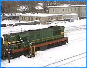></p><p class=c_tn>Тенденция к объединению и единоначалию, получившая развитие в нашей стране с приходом к власти президента Владимира Путина, продолжает укрепляться и претворяться в жизнь. Поскольку спускалась она сверху, то первым шагом на этом пути стало деление государства Российского на федеральные округа, которых, в отличие от многочисленных регионов (краев, областей и так далее), определили всего 7, посадив на каждый по наместнику. Впрочем, такое административное деление не то что быльем поросло, но все уже успели привыкнуть к подобному ранжиру, тем более что заметного влияния на частную жизнь в регионах этот шаг не оказывает. Другое дело, если бы Ивановскую область присоединили к более состоятельному в экономическом плане соседу - Ярославлю или, положим, Владимиру, а то и вовсе растащили бы по кускам. Это, однако, не исключено: стоит вспомнить хотя бы Сокольский район, отошедший к нижегородцам, и около года назад имевшие место сепаратистские настроения в районе Гаврилово-Посадском.</p><p class=c_tn>Если административно-территориальное деление пока еще удается удержать в прежних рамках, то структурная глобализация (позволительно будет так выразиться) уже начала чувствительно задевать не только самолюбие жителей Ивановской области, но и их экономические интересы. За последние несколько месяцев ликвидировано уже не одно ивановское отделение федеральных ведомств. Наиболее яркий пример - переподчинение бывшего самостоятельным Ивановского отделения Северному банку Сбербанка России. Центр и все руководство регионального отделения, естественно, оказались в Ярославле - по сути, ивановцев прикрепили к северным соседям, лишив их самостоятельности.</p><p class=c_tn>Схожая участь постигла Ивановское отделение Северной железной дороги, также отошедшее под крыло Ярославля. Подобные пертурбации, проходящие на более низком, а потому более близком нам, чем раздел Федерации, уровне, не могли не икнуться жителям нашей области. В банковской сфере результатами объединения стали: резкое уменьшение денежной массы в регионе (в рейтинге предприятий области отделение Сбербанка переместилось со второго на шестое место) и отставка с поста руководителя Ивановского отделения Раисы Ключевской, пребывавшей на этой должности в течение многих лет. А рассмотрев немного политику руководства Ярославского (теперь объединенного) отделения СЖД, можно сделать следующие выводы. </p><p class=c_tn>Первый из них отнюдь не утешительный. Главное, что можно было заметить за недолгое время пребывания под началом ярославских железнодорожников, это их стремление в заоблачные выси, для чего они спешно стараются избавиться от лишнего, по их мнению, балласта. Говоря проще, руководство Ярославского отделения Северной ЖД не желает брать в наследство от ивановцев структурные подразделения, не приносящие дохода. Таковой, например, стала сначала железнодорожная поликлиника, расположенная на пр. Энгельса нашего областного центра. Участь этого медицинского учреждения, похоже, решена, и в ближайшее время оно будет закрыто.</p><p class=c_tn>Следующими в списке «никчемных» стали нерентабельные, по расчетам ярославцев, товарные станции в некоторых поселках Ивановской области (Савино, Сахтыш и др.). Их также намереваются закрыть, не обращая внимание на особенность этих населенных пунктов. Дело в том, что предприятия, которые почти во всех подобных поселках являются градообразующими, без железнодорожного транспорта работать просто не смогут, и при закрытии товарных станций участь их, скорее всего, будет предрешена. Это, впрочем, нисколько не беспокоит наших ярославских друзей.</p><p class=c_tn>Наиболее показательна в данном отношении ситуация с поселком Петровский, где также решено закрыть товарную станцию. Этот поселок известен в Ивановской области благодаря тому, что там расположен крупнейший спирткомбинат. В прессе много писали, что в последние годы комбинат испытывал, мягко говоря, не лучшие времена. Но говорилось также и о совсем свежем соглашении администрации области с мощным инвестором Ост-Алко, которое позволит в ближайшее время вывести предприятие на должный уровень. Уже в начале февраля планируются реальные действия. Можно представить, что ожидает спирткомбинат в случае закрытия товарной станции в Петровском. Получается, что при расчетах руководство Ярославского отделения СЖД даже не удосужилось внимательно ознакомиться с конъюнктурой.</p><p class=c_tn>Удивительно, но администрация области, похоже, не противится такому решению железнодорожников. Не все, правда, столь мрачно, потому что остается надежда на здравый смысл ивановских законодателей. При рассмотрении соглашения МПС, Северной ЖД и администрации Ивановской области члены комитета по экономической политике ОЗС проявили недовольство намерением ярославцев закрыть товарные станции, высказавшись за доработку документа.</p><p class=c_tn>Умение ярославских железнодорожников извлекать прибыль хорошо известно. Достаточно вспомнить, что у них лучший хоккейный клуб в стране - Локомотив, - а это, поверьте, немалого стоит. Возможно, они посчитали за выпадающие доходы ограничение правительства на повышение железнодорожных тарифов, которые не должны вырасти в этом году более чем на 16 %. Хотелось бы, однако, чтобы с нуждами ивановцев тоже считались. А то получается, что по нам на паровозе проезжаются.</p><p class=c_tn></p><p class=c_tn>Борис Жуков</p><p class=c_tn>«Иваново-Вознесенск»</p>
	
		<div class=