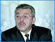 ></p><p class=c_tn>Все, кому когда-либо приходилось оформлять лицензию на частный вид деятельности, прекрасно знают, насколько длительна, утомительна и дорогостояща эта процедура. Федеральная власть, идя навстречу пожеланиям предпринимателей и намереваясь, по словам официальных мужей, разгрузить их натруженные плечи, в этом году приняла решение об отмене лицензирования ряда видов деятельности, в число которых попали и сделки с недвижимостью. Ивановские агентства недвижимости, которые в последнее время плодятся как кролики, могли бы вздохнуть свободнее, но...</p><p class=c_tn>Именно в части риэлторской деятельности администрация Ивановской области оказалась не согласна с данным решением. Руководство области обратилось в Законодательное собрание с просьбой внести предложение в Государственную думу РФ о восстановлении лицензирования на операции с недвижимостью. В ходе рассмотрения этого вопроса на заседании экономического комитета ЗС представитель администрации Алексей Жбанов аргументировал обращение тем, что каждый человек имеет право на жилье, а в риэлторской деятельности имеет место недоброкачественное предоставление услуг, а порой и откровенный обман. Лицензирование позволяет-де упорядочить этот рынок, поскольку никакими другими нормативными актами он не регулируется. Вполне объяснимая и даже похвальная забота о гражданах.</p><p class=c_tn>Члены комитета, однако, заботы администрации не разделяют, опрокидывая ее мнение ее же доводами. Депутаты считают, что лицензирование риэлторов не дает абсолютно никаких гарантий их добросовестности. Свидетельством тому как раз нынешнее положение, когда фирмы этого профиля работают исключительно по лицензии, но гарантий клиентам это не дает никаких. Законодатели считают, что лицензионный орган, выдавая соответствующий документ риэлтору, должен выступать гарантом сделки, а на деле он отказывается брать на себя какую-то ответственность. Более того, по словам Павла Конькова, получить лицензионную липу можно хоть завтра, да и вообще лицензия выдается не глядя в глаза, только бы деньги были заплачены.</p><p class=c_tn>Возможно, как раз определенный доход с недвижимых денег, уходящий в небытие, и боится потерять администрация области, ведь не секрет, что средства в этой сфере вращаются огромные. Как бы то ни было, члены экономического комитета единогласно решили отклонить предложение и не возвращать лицензирование фирм, специализирующихся на сделках с недвижимостью.</p><p class=c_tn></p><p class=c_tn>Борис Жуков</p><p class=c_tn>«Иваново-Вознесенск»</p>
	
		<div class=