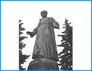 ></p><p class=c_tn>Очередная годовщина со дня рождения Михаила Васильевича Фрунзе отмечалась в эту субботу. Руководители области и члены КПРФ отметили ее возложением венков к памятнику, что возле цирка, и торжественным собранием. Подходы к памятнику ивановские коммунальщики всегда держат в исправности. В отличие от многих улиц, нечищеных годами, площадку вокруг черной скульптуры чистят каждый день. Так что народу, при желании, могло собраться много. Но пришли на возложение ветераны с красными флагами вооруженных сил.  Пенсионеров грели мелодии маршей. Потом подъехали руководители. Чтобы они не мерзли на ветру и морозе, им сразу отдали венки. Возложение оказалось недолгим. Обошлось без речей. Их приберегли для торжественного заседания. Руководители пошли к своим машинам.  Вскоре памятник вновь остался в одиночестве. </p><p class=c_tn>Действо переместилось в особняк на Рабфаковской улице, где несколько коротких месяцев работал Фрунзе. Он возглавлял тогда штаб Ярославского округа. В память об этом здесь был устроен музей, - так называемый музей-кабинет Фрунзе. Здесь и прошло торжественное заседание. На нем выступили с речами те, кому хотелось бы сохранить хрестоматийный образ Фрунзе. О фактах, представляющих его образ  в неприятном свете, эти люди, вероятно, предпочли бы не слышать. Напомним, что несколько лет назад обком КПРФ подал иск о защите чести и достоинства Фрунзе. Однако коммунисты не смогли опровергнуть утверждение, что Фрунзе занимался террористической деятельностью. Впрочем, своих взглядов они не изменили. </p><p class=c_tn>А под конец была показана инсценировка отрывка из повести о революционных днях. Бесплатных спектаклей теперь не бывает, и пенсионеры были довольны. </p><p class=c_tn></p><p class=c_tn></p>
	
		<div class=