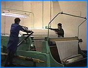 ></p><p class=c_tn>Сегодня губернатор Владимир Тихонов собрал в зале областной администрации представителей текстильной промышленности и науки. Цель встречи - координация усилий и разработка совместного плана действий. Губернатор подробно остановился на роли  текстильных предприятий в жизни региона. Владимир Тихонов недоволен, прежде всего, тем, какую помощь оказывают текстильные деньги областному бюджету. Суммы выплачиваемых налогов падают, а промышленный рост текстильных предприятий за прошлый год превысил  10 %. Губернатор видит причину в недобросовестности отдельных руководителей. </p><p class=c_tn>А сейчас деньги бюджету нужны, как никогда: основное бремя выплаты повышенных зарплат легло на местную казну. Впрочем, администрацию волнует не только настоящее, но и отдаленное будущее. Губернатор напомнил текстильщикам, что в 2003 году большая часть оборудования подойдет к стопроцентному износу. Вернее, та его часть, которую не продали за пределы области. Для того чтобы ликвидировать моральное отставание оборудования, на встречу пригласили ученых из Текстильной академии. Они продемонстрировали последние чудеса современных технологий. Чтобы подобные встречи были результативными, и не нарушалась обратная связь, чиновники областной администрации планируют сделать такие заседания ежеквартальными. </p>
	
		<div class=