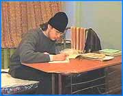 ></p><p class=c_tn>Итог трехмесячных строительных работ в ивановском епархиальном училище подвели  члены попечительского совета. Результат оказался более чем скромным, несмотря на то, что входят в него самые именитые люди города. Работы в училище, как было, так и осталось - непочатый край. Вопрос Головкова Почему?, собравшихся ввел в легкое недоумение. Вроде, чем могли, помогали. Глава Ивэнерго провел отопление, из Иваново мебели доставили столы и стулья, Славнефть помогла стройматериалами. А воз и ныне там. Ответ на вопрос нашел председатель Совета директоров машиностроительной кампании Кранекс Юрий Такаев. Все недопонимания из-за того, что члены попечительского совета не знают элементарной вещи - цены вопроса. Сколько конкретно необходимо денег для реконструкции здания, сколько было потрачено и сколько нужно еще. Токаев выступил перед собравшимися с конструктивным предложением. Завтра в училище нужно привезти агента, он составит необходимую смету расходов, а члены попечительского совета поровну разделят получившуюся денежную сумму между собой.  Агента господин Такаев взялся привезти своего. Предложение всех устроило, а напоследок - пикантный сюрприз. Всем членам попечительского совета архиепископ Ивановский и Кинешемский Амвросий вручил удостоверения попечителей - дабы больше не забывали о данных обещаниях. </p>
	
		<div class=