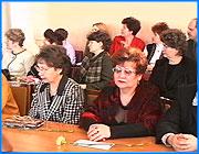 ></p><p class=c_tn>До международного дня осталось 3 дня, но депутаты Законодательного Собрания решили обратить свое внимание на слабый пол уже сегодня. Сегодня в здании регионального парламента прошла встреча самых активных женщин области. </p><p class=c_tn>Депутаты муниципальных представительных органов, самого Законодательного собрания, ученые, чиновники. Они собрались, чтобы воспользоваться приятным поводом и поговорить о своем, о женском. Правда, большую часть времени говорили мужчины. Владимир Гришин, председатель местного парламента, поделился законодательными успехами. Депутаты нынешнего созыва могут похвастаться разработкой 14 программ, которые имеют отношение к семейной и социальной сферам, и затрагивают интересы слабого пола. Правда, эти достижения более заметны сверху, чем снизу.</p><p class=c_tn>Практически все выступающие отмечали рост экономических показателей региона. В прошлом году, например, область потратила на социальную защиту своего населения в 3 раза больше средств, чем в 2000. Главный социальный защитник губернии Галина Штепа отмечает, что и трехкратный рост помощи далеко не достаточен. «Эта помощь оказалась крупинкой в том айсберге нужды, в которой еще находится население области», - говорит она.</p><p class=c_tn>Тем не менее, повод для оптимизма есть всегда. Женщины-активисты надеются, что положительные тенденции в развитии ивановской области когда-нибудь станут ощутимыми для всех её жителей. </p>
	
		<div class=