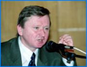 ></p><p class=c_tn>Cегодня депутаты областного Законодательного собрания провели свое очередное пленарное заседание. Главным вопросом повестки дня стало обсуждение закона Об областном бюджете на 2002 год. После долгих дебатов и резких высказываний со стороны законотворцев в адрес своего председателя Владимира Гришина сегодня областной бюджет был все же принят в первом чтении. </p><p class=c_tn>Поводом для внесения изменений в областной бюджет на этот год послужило увеличение областной казны на 17 %. За минувшие 2 месяца областной бюджет получил 45 миллионов дополнительно. Кроме того, из федерального бюджета на строительство кинешемского моста через Волгу и на строительство сельских дорог будет направлено более 750 миллионов рублей. Эти деньги депутаты планируют направить на выравнивание заработной платы бюджетникам по отношению к прожиточному минимуму и на реконструкцию транзитных дорог. </p><p class=c_tn>Такую смету утвердила вчера согласительная комиссия, в состав которой входят депутаты Законодательного собрания и представители областной администрации. И все же вокруг поправок спор развернулся нешуточный. Члены согласительной комиссии недоверием коллег оскорбились. </p><p class=c_tn>Досталось сегодня не только председателю Законодательного Собрания Владимиру Гришину. На сегодняшнем заседании губернатор Владимир Тихонов заявил: у него есть информация о том, что кто-то из депутатов при подготовке областного закона О внесении изменений в закон О едином налоге на вмененный доход для определенных видов деятельности возможно получал взятки. Заявление вызвало протест и возмущение депутатов. Обвинения во взяточничестве они переадресовали самому Главе области. Ясно, что после этого ни о каких поправках в бюджет речи уже не шло. Правда, обсуждение взаимных обвинений во взяточничестве депутаты и Глава области предпочли провести за закрытыми дверями. </p><p class=c_tn></p>
	
		<div class=