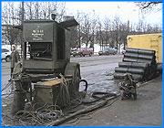 ></p><p class=c_tn>Сегодня руководители ивановского муниципалитета и предприятия Водоканал рассказали журналистам о новом для города методе замены подземных коммуникаций. В результате будут заменены канализационные трубы в районе ул.10 Августа и площади Революции. Преимущества новой технологии заметили, прежде всего, автомобилисты и пассажиры городского транспорта. Замена труб идет закрытым способом, без отбойных молотков, экскаваторов и трубоукладчиков. На месте работы дорога практически не сужается.</p><p class=c_tn>Планы отказаться от привычных раскопок при замене канализации лелеяли 2 года, но возможность появилась только сейчас. Капиталовложений это не потребовало: на реконструкцию пошли деньги за сверхлимитные водосбросы, сборы за превышение ПДК и амортизационные отчисления. Для выполнения работ пригласили специалистов из Тулы. По словам руководителя МУП Водоканал, наши левши тоже могут так работать, но у нас нет нужной техники. Новые трубы имеют больший диаметр и сделаны из более долговечного полиэтилена. Безраскопочная технология городскому начальству по душе. По словам Александра Грошева, применение современных технологий в жилищно-коммунальном хозяйстве в конечном итоге ведет к сдерживанию тарифов. Следующий адрес, по которому будут работать туляки - проспект Ленина.</p><p class=c_tn></p>
	
		<div class=