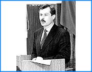 ></p><p class=c_tn>В администрации Иванова прошло очередное пленарное заседание городской Думы. В числе прочих вопросов на обсуждение был вынесен доклад начальника финансово-казначейского управления Игоря Старкина. Главный ивановский казначей отчитывался о ходе исполнения бюджета города в первом квартале. Отчет об исполнении городского бюджета в первом квартале вызвал у многих депутатов недоумение: о каких итогах можно говорить еще до завершения отчетного периода.  Выяснилось, начфин только выполнял указание председателя Думы Вячеслава Куликова. Вот лишь несколько цитат  из его отчета. Запланированные на первый квартал 200 с лишним миллионов рублей городская казна соберет, но при этом доходная часть бюджета обеспечить расходную не в состоянии. Поэтому по итогам квартала может встать вопрос о сокращении бюджетных статей. Хотя уже сейчас то же здравоохранение из-за отсутствия средств в казне финансируется не в полном объеме. Много денег съел федеральный закон о повышении размера единой тарифной сетки. Чтобы выплатить в феврале зарплаты бюджетникам, пришлось привлекать кредиты, предусмотренные на март, апрель. Игорь Старкин говорит, что недостаток средств для выполнения в полном объеме ф. закона о повышении размера ед. тарифной сетки по г. Иванову составляет 190 млн рублей.</p><p class=c_tn>Рассчитывать на компенсацию из федерального бюджета пока не приходится. В Госдуме этот вопрос будет рассматриваться лишь осенью. Кроме того, есть потенциальная опасность, что городской бюджет может существенно пострадать от исков учителей, которые претендуют на возмещение невыплаченных средств за книгоиздательскую продукцию. </p><p class=c_tn></p>
	
		<div class=