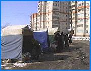 ></p><p class=c_tn>В Сухово-Дерябихском микрорайоне продолжается борьба между руководством Совета самоуправления и предпринимателями за местный рынок. Дело дошло до того, что по заявлению торговцев, Ленинским РОВД было возбуждено уголовное дело на председателя ТОСа Тамару Морозову.</p><p class=c_tn>1 марта Глава города Александр Грошев подписал постановление, которое предписывало снести большую часть киосков на Сухово-Дерябихском микрорынке, с целью его, микрорынка, дальнейшей реконструкции. Решение Главы города предпринимателей обидело. Они уверены, что на участие в реконструкции рынка имеют такое же право, как и  нынешнее руководство Совета самоуправления Суховки. А значит, снос ларьков производится незаконно.  «Существует план реконструкции микрорынка, который в 97 г.был подписан архитектором Алмаевым и предпринимателями этого рынка. Согласно плану, предприниматели поставили киоски, произвели асфальтирование, сделали свою линию электропередач, и после этого земельный комитет отказался продлять договоры аренды земли с предпринимателями», - говорит председатель правления некоммерческого партнерства Защита прав предпринимателей микрорынка».</p><p class=c_tn>Есть у предпринимателей и еще одна причина для протестов: заключенные договоры о взаимном сотрудничестве между советом самоуправления и частными предпринимателями не выполняются. Совет должен поддерживать территорию микрорынка в надлежащем санитарном и техническом состоянии, организовать уборку и вывоз мусора. Но ни одно из этих требований на протяжении вот уже 5 лет не выполняется.</p><p class=c_tn>Предприниматели за уборку территории рынка Совету самоуправления исправно платят около 10 тысяч рублей в месяц, но результат нулевой.</p><p class=c_tn>Предприниматели пытались писать письма на имя председателя ТОСа Тамары Морозовой с просьбой обратить внимание на антисанитарное состояние на рынке, но ответа до сих пор так и не получили.</p><p class=c_tn>Сейчас, когда назрела регистрация микрорынка, предприниматели побаиваются давать деньги Совету. По той причине, что репутация этого человека под сомнением.</p><p class=c_tn>В январе отделом Ленинского РОВД в отношение председателя Совета Самоуправления Тамары Морозовой было возбуждено уголовное дело по статье Мошенничество. По словам представителей правления некоммерческого партнерства, деньги за аренду земли с некоторых торговцев ТОСом взимались незаконно. А кроме того, в неизвестном направлении исчезли несколько тысяч рублей, собранные предпринимателями на электроснабжение рынка. Тогда взамен они не получили ничего: никаких документов, ни финансовых, ни других. Этой линией электропередач стала владеть Тамара Морозова.</p><p class=c_tn>Что же касается постановления мэра, то сразу после нашего отъезда на рынке появились представители муниципального унитарного предприятия по обеспечению топливом населения и учреждений, а также сотрудники правоохранительных органов и без особого труда убрали ларьки. Как будут разворачиваться события, мы расскажем позже. </p>
	
		<div class=