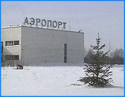 ></p><p class=c_tn>Сегодня в ивановский аэропорт от одной из московских авиакомпаний пришел факс, в котором содержится предложение о предоставлении самолетного парка в любое время. Но, как известно, в последние дни у предприятия есть проблемы и более важные. На уровне Правительства Российской Федерации обсуждается вопрос о лишении ивановского аэропорта статуса международного. </p><p class=c_tn>Вопросы оптимизации работы региональных аэропортов рассматривали  на одном из последних заседаний специально созданной комиссии при Правительстве Российской Федерации. Одним из способов экономии  выбрали лишение некоторых предприятий международного статуса. В список претендентов попал и ивановский аэропорт. Спустя некоторое время от глав регионов в адрес Правительства были направлены письма с просьбой не принимать такого жесткого решения. </p><p class=c_tn>Лишение ивановского аэропорта международного статуса фактически поставило бы крест на его возможной деятельности. Напомним, в этом году на реконструкцию аэропорта из областного бюджета выделено 27 миллионов рублей, и 18 из них уже освоены. Кроме этого, подписаны договоры на приобретение специального оборудования и почти укомплектован штат.</p><p class=c_tn>Просьба губернатора Тихонова о сохранении за ивановским аэропортом статуса «международный» будет рассматриваться в Правительстве примерно месяц. Специалисты говорят, что положительный результат зависит и от того, насколько настойчиво местные власти будут отстаивать интересы области. При этом имеются в виду как официальные встречи с московскими чиновниками, так и неофициальные переговоры. </p>
	
		<div class=