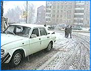 ></p><p class=c_tn>В этом году дорожные службы будут ремонтировать только центральные автомобильные магистрали, на остальные просто нет денег - такое заявление сделал глава Иванова Александр Грошев. В связи с этим возникают вопросы: почему каждый год увеличивается, так называемый, дорожный налог, а дороги в городе становятся все хуже. Куда уходят деньги? </p><p class=c_tn>В этом году в городском бюджете на ремонт и поддержание дорожных покрытий предусмотрен 21 миллион рублей. В сравнении с почти 30 миллионами выделенными в прошлом году, когда удалось заасфальтировать 140 улиц, этой суммы явно недостаточно. Тем более, если учитывать неприятные сюрпризы, которые в этом году преподнесла погода.</p><p class=c_tn>Ощутимую пользу в решении этой проблемы мог бы принести, так называемый, дорожный налог, собираемый с автовладельцев. За год в дорожный территориальный фонд поступает более 300  миллионов рублей. Но город от этих денег получает лишь жалкие крохи.</p><p class=c_tn>По логике, если средства распределяются таким образом, трассы федерального значения должны быть в идеальном состоянии. Но стоит выехать за город и прокатиться по любой федеральной дороге, за исключением Московского региона конечно, и каждый сможет убедиться, что покрытие там ненамного лучше, чем в Иванове. Несмотря на то, что они действительно ремонтируются каждый год,  также каждый сезон асфальт превращается в испытательный полигон. Водителям в такой ситуации остается решать свои проблемы через суд. </p><p class=c_tn></p>
	
		<div class=