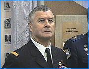 ></p><p class=c_tn>В эти дни в России с деловым визитом находится главнокомандующий Военно-Воздушными силами Франции. Сегодня он прилетел в Иваново, чтобы отдать дань памяти ветеранам полка Нормандия-Неман.</p><p class=c_tn>Прилет главкома ВВС Франции Жана Пьера Жоба на ивановский Северный аэродром был запланирован на 11 часов. Но готовиться к визиту столь высокого гостя начали еще рано утром: военные подметали взлетную полосу и ведущие к части дороги, расстилали ковры, устанавливали флаги России и Франции. Ровно в 11:00 в небе появился самолет.  </p><p class=c_tn>Главкома и нынешнего командира французской эскадрильи Нормандия-Неман встречали хлебом-солью. Французы немного растерялись от столь радушного приема. На взлетной полосе прошёл традиционный обмен приветствиями, и делегация направилась к стелле, установленной в честь павших в годы Великой Отечественной французских и русских летчиков и механиков, воевавших бок о бок с 1942 по 1945 годы в знаменитой эскадрилье Нормандия-Неман.  </p><p class=c_tn>Жан Пьеру Жобу память о воевавших и погибших тем более дорога, что несколько лет он сам был командиром эскадрильи и знает историю полка не понаслышке. Именно поэтому в программу визита в Россию он попросил включить и посещение Иванова.</p><p class=c_tn>От стеллы гости направились в 29 школу, в которой находится Музей боевой славы полка Нормандии-Неман. Главкома встретили создатели и хранители музея, и ветераны полка. С каждым годом их становится все меньше, сегодня из них в Иванове живет всего 2 человека.</p><p class=c_tn>Из Иванова французы отправились в Москву. Именно там пройдет  деловая часть визита. Сегодня же было объявлено, что летом во Франции состоятся торжества. Полку Нормандия-Неман исполнится 60 лет. Русские летчики отправятся во Францию на СУ-27. И они уверены, что прием будет не менее теплым, чем в России. </p>
	
		<div class=