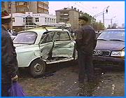 ></p><p class=c_tn>Сегодня в областной администрации состоялось очередное заседание Комиссии по обеспечению безопасности дорожного движения. Чиновники пытались выработать план мероприятий по снижению аварийности на дорогах. </p><p class=c_tn>Члены комиссии обеспокоены ростом количества ДТП на дорогах области. Сейчас, по их мнению, необходимо принять максимум усилий, чтобы снизить аварийность на дорогах. При этом одна из мер профилактики ДТП стала для членов комиссии настоящим камнем преткновения. Речь идет об оснащении дорог техническими средствами организации  движения, такими, как светофоры, дорожные знаки и прочее. А их городу и области катастрофически не хватает.  </p><p class=c_tn>Простой пример - в прошлом году, в соответствие с постановлением Правительства РФ, вышел указ губернатора о мерах по обеспечению безопасности дорожного движения при перевозке опасных грузов. На первом этапе планировалось установить на особо опасных перекрестках города около 100 дорожных знаков. Но выполнен этот указ не был.</p><p class=c_tn>Пример этого года. В апреле на установку и ремонт технических средств в областном центре выделено порядка 120 тысяч рублей. Из них 80 ушло на оплату потребляемой светофорами электроэнергии. Оставшейся же суммы не хватит и на их мелкий ремонт. «На эти 30 тысяч мы сможем отремонтировать только половину светофоров, и то это будет мелкий ремонт, такой как замена ламп. Установка дорожных знаков и замена вообще не вошла в этот план работы», - говорит замдиректора предприятия Ивановогостранссигнал». </p><p class=c_tn>Предприятие Ивановогостранссигнал, в ведении которого находится этот вопрос, при таком поступлении средств из бюджета города, решить проблему просто не в состоянии. Большую же сумму город выделить не может, руководствуясь соображениями, что Ивановогостранссигнал находится в федеральной собственности. </p><p class=c_tn>Для решения вопроса члены комиссии решили направить предложение к Правительству о передаче предприятия в муниципальную собственность. А пока длится этот передел имущества, жителям города и области, по-видимому, все так же придется рисковать на дорогах города своей жизнью. За 3 месяца текущего года на территории области зарегистрировано 209 дорожно-транспортных происшествий. При этом 215 человек получили ранения, а 46 погибли.</p><p class=c_tn></p>
	
		<div class=