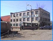 ></p><p class=c_tn>Последние проверки сотрудников управления налоговой инспекции показали, что, несмотря на все усилия муниципальных властей, нарушения налогового законодательства в Иванове стали привычным делом. Два месяца назад на территории государственного предприятия Автоколонна 1163 представителями территориального управления по госимуществу и работниками ОБЭП был выявлен нелегальный цех по изготовлению кухонной мебели. И это не единственные проблемы, которые в последнее время возникли на территории этого автопредприятия. </p><p class=c_tn>В последнее время вокруг госпредприятия Автоколонна 1163 разгораются не шуточные скандалы. Долгие годы им руководил нынешний спикер городской думы Вячеслав Куликов. И некоторое время исполняющим обязанности директора автоколонны был сын Куликова Дмитрий. 13 февраля на территории автоколонны работники милиции обнаружили нелегальный мебельный цех. Располагался он в бывшем здании мойки машин. В свое время оно было списано и документально значилось как несуществующее. Работники управления по борьбе с экономическими преступлениями считают, что Дмитрий Куликов о существования нелегального цеха был хорошо осведомлен. В деятельности предприятия, которое он возглавляет, были выявлены и другие нарушения, не менее серьезные. В начале этого года городская прокуратура проверяла законность использования госимущества. Дело в том, что часть территории автоколонны была выделена под строительство частному лицу. </p><p class=c_tn>Главный инженер ФГУП Автоколонна 1163 Олег Галков говорит: «Согласно постановлению мэра Грошева эти земли изъяты у предприятия и переданы для проектирования и строительства гаражного кооператива ЧП Мусиной. На этой территории осталось наше здание, но как попасть сегодня в него - это вопрос». </p><p class=c_tn>Остается добавить, что Надежда Мусина – жена Вячеслава Куликова. На протяжении многих лет на территории автоколонны работает контейнерная автозаправочная станция, владельцем которой она является. Она же сейчас надстраивает второй этаж над бывшей диспетчерской автоколонны. </p>
	
		<div class=