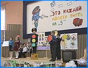 ></p><p class=c_tn>Впервые в России уникальный эксперимент. Управление государственной автомобильной  инспекции Ивановской области с сегодняшнего дня объявило месячник под названием Театр против детского травматизма. Теперь актеры  будут учителями детей в деле познания правил дорожного движения. На первых представлениях аншлаги и уже сейчас дети начинают передавать полученные знания родителям. </p><p class=c_tn>Детский театр Скоморохи был образован в Кинешме, но там, по разным причинам, работает мало. Москва и Иваново - вот основные площадки. Сегодня актеры театра дают представления в ивановских школах. Спектакль Про Тошу и Гошу по правилам дорожного движения рассчитан на младших школьников. Казалось бы, тема банальна, но факт есть факт -  с такой тематикой  это единственный спектакль в России. Даже в Москве удивились, когда его увидели. </p><p class=c_tn>Спектакль длится почти час и все это время дети в игре, - они и сами немного актеры. Светофоры, знаки, правила дорожного движения - заучиваются легко и запоминаются почти сразу. Объяснить это просто - за театральным действием стоит работа психологов, учителей, сотрудников ГАИ - вместе со сценарием разрабатывали и уровни восприятия поступающей со сцены к детям информации. Результаты эксперимента оценивать еще рано, но уже сейчас учителя рассказывают, что дети после просмотра спектакля учат своих родителей правилам дорожного движения. </p>
	
		<div class=