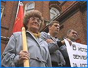 ></p><p class=c_tn>Традиционно 1 Мая областные профсоюзы организовывают в Иванове и регионе демонстрации и традиционно рассказывают о своих планах на пресс-конференции. Сегодня профсоюзные лидеры области вновь рассказали журналистам о своих планах. Однако планы у профобъединения отнюдь не традиционные. </p><p class=c_tn>Ивановцы привыкли, что почти любое крупное профсоюзное мероприятие проходит по классической схеме. Походили, помитинговали - и разошлись. На этот раз организаторы решили сломать сложившийся стереотип. Во-первых, к первомайскому шоу начнут готовиться уже завтра. Откроется так называемая неделя ивановских профсоюзов. Кроме привычных собраний и встреч планируется трамвайный агитпробег по Иванову, а также презентация флага и эмблемы профобъединения. Грядущее 1 мая отметят необычно. </p><p class=c_tn>К поднятию народного настроения привлекут артистов и спортсменов. Называться это будет митинг-концерт. А целью нововведений будет смена имиджа профсоюзов. Впрочем пока ивановцы о новшествах ничего не знают и вливаться в праздничные шествия не планируют.</p><p class=c_tn>Чтобы отвлечь горожан от работы и нездоровых видов отдыха, завтра в городе появятся листовки с призывами идти на первомайский митинг. </p><p class=c_tn></p>
	
		<div class=