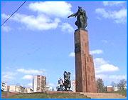 ></p><p class=c_tn>В конце января мэр Иванова Александр Грошев подписал постановление О восстановительных работах на памятнике Героям фронта и тыла. И вот сегодня делегация городских чиновников выехала на место, чтобы посмотреть, как проходит реставрация. Ведь в майские праздники здесь запланировано несколько торжественных мероприятий. Памятник подвергся нападениям малолетних вандалов еще прошлым летом. Преступники сорвали 9 литых бронзовых букв и разбили несколько гранитных плит. Оставшиеся буквы, столь привлекательные для любителей цветмета, городские службы просто сняли. А вот плиты ивановцы продолжали разворовывать. Восстановительные работы официально длятся уже несколько месяцев. </p><p class=c_tn>Однако денежных средств хватает не на все. Например, нет их на покупку карельских гранитных плит, которыми выложен памятник. Поэтому пустоты на лицевой стороне закрывают пока за счет плит, снятых сверху или с изнанки бордюров. Чем в свою очередь их менять, строители пока не знают. Но говорят, что обещали привезти похожие. Что касается букв, бронза будет заменена на материал менее привлекательный для воров. Однако проблема не только в восстановлении утраченных фрагментов. По признанию реставраторов и городских чиновников памятник требует полной реконструкции.</p><p class=c_tn>Поэтому ивановские власти решили просить городскую Думу включить расходы на полную реставрацию памятника в бюджет следующего года.</p>
	
		<div class=