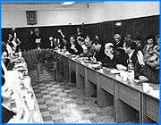 ></p><p class=c_tn>Сегодня прошло очередное заседание Городской Думы. В числе прочих вопросов депутаты приняли поправки в бюджет города на 2002 год. В этом году изменения и дополнения в городской бюджет вносятся уже 3 раз. </p><p class=c_tn>И можно предположить, что далеко не последний. В 2001 году, например, поправки в главный финансовый документ города вносились 7 раз. Согласно последним дополнениям на 200 тысяч рублей будет увеличен размер фонда оплаты труда по здравоохранению и образованию, чтобы выплатить бюджетникам надбавки к зарплате. Для этого на ту же сумму сократят расходы по жилищному хозяйству. Кроме того, приняты поправки по расходам на капремонт учреждений образования. </p><p class=c_tn>В изменениях к бюджету также предусмотрены средства на проект реконструкции хрущевок между ул. Воронина и Радищева. Они давно требуют ремонта по причине ветхости и износа конструкций. Однако даже, если проект будет разработан, вряд ли удастся воплотить его в жизнь в ближайшие годы. </p>
	
		<div class=