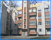 ></p><p class=c_tn>Сегодня депутаты городской Думы, врачи СЭС и сотрудники отдела по борьбе с нарушениями на потребительском рынке провели рейд по ул. 1-ой Первомайской. Поводом для проверки послужило заявление от жителей улицы Первомайской. Кстати, по словам депутатов, жалобы на антисанитарное состояние большинства  улиц, прилегающих к Центральному рынку, поступают постоянно. </p><p class=c_tn>Сегодняшний рейд с участием почти всех заинтересованных служб был предпринят после того, как к депутатам  городской Думы поступило заявление от  жителей ул.1-ой Первомайской. Люди  жаловались на захламление тротуаров мусором, который появился после строительства многоэтажного дома. </p><p class=c_tn>Депутаты говорят, что виноват в этой истории отдел благоустройства города - мусор находится за территорией нового дома, а значит, и вывозить его должны городские службы.</p><p class=c_tn>Чтобы дело не закончилось только благими пожеланиями, по выявленному нарушению составлен акт и теперь все будет зависеть от оперативности служб, которые должны заниматься устранением этих проблем. </p>
	
		<div class=