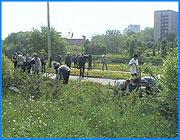 ></p><p class=c_tn>В Иванове продолжается двухмесячник по благоустройству города. Сегодня жители многоквартирных домов района ДСК при поддержке городской администрации занимались посадкой молодых деревьев. </p><p class=c_tn>Несколько лет жильцы домов в районе ДСК мечтают под своими окнами увидеть большую березовую рощу. Сегодня у них появилась возможность осуществить заветную мечту. Почти весь прошлый вечер местные мальчишки со своими родителями искали молодые саженцы и копали ямки. А сегодня дружно вышли благоустраивать свой район при активной поддержке сотрудников муниципального предприятия по озеленению города. </p><p class=c_tn>Всего ребята планируют посадить 200 молодых березок. Чтобы знать, кто какое дерево посадил, на каждое вешают именную табличку. Кстати, есть у мальчишек и еще одна заветная мечта: когда-нибудь построить около дома детскую площадку и футбольное поле. </p><p class=c_tn>Футбольное поле – мечта реальная. Но на ее осуществление необходимы средства. Ребята рассчитывают на родителей, а родители в свою очередь на помощь городских властей и спонсоров. </p><p class=c_tn>Как гласит народная мудрость, каждый человек в жизни должен построить дом, взрастить ребенка и посадить хотя бы одно дерево. </p><p class=c_tn></p><p class=c_tn></p>
	
		<div class=