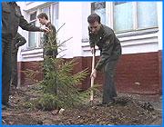 ></p><p class=c_tn>Сегодня в Управлении противопожарной службы открывали Аллею мужества. По словам сотрудников службы - это дань погибшим товарищам и продолжающим работать пожарным, их мужеству и самоотверженности. В продолжение мероприятия в Управлении провели Олимпиаду среди учеников городских школ. </p><p class=c_tn>В строю офицеры и еще совсем юные пожарные - вместе, как символ смены поколений. Поводов для встречи несколько - дань памяти пожарным, погибшим при ликвидации аварии на Чернобыльской АС, проведение школьной Олимпиады в Управлении противопожарной службы и приближающийся профессиональный праздник. Говорили о том, что профессия пожарного - это осознанный выбор, несмотря на риск и опасность, которые всегда рядом. </p><p class=c_tn>Идея открытия «Аллеи мужества» была поддержана всеми сотрудниками Управления противопожарной службы. Вчера выписывали документы у лесников, ездили выбирать деревья. Офицеры и школьники - участники Олимпиады - сажают деревья вместе. Каждая елочка - символ мужества пожарных, продолжающих работать и тех, кто уже ушел из жизни. Больше 10 лет нет Вячеслава Аркадьевича Матвеева, но осталась добрая память. </p><p class=c_tn>Жизнь продолжается. Растет новое поколение. И, наверное, через несколько лет, кто-то из участников сегодняшней Олимпиады будет проходить рядом с аллеей, и вспоминать этот день. И точно будет знать, что пожарный - больше, чем просто профессия, это жизненная позиция. </p>
	
		<div class=