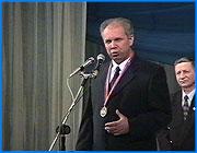 ></p><p class=c_tn>Сегодня радийщики отмечают свой профессиональный праздник. Радио было изобретено Александром Поповым ровно 105 лет назад. Сегодня в Ивановском Доме радио на ул. Театральной прошло традиционное праздничное заседание с участием ветеранов-радийщиков и первых лиц области. </p><p class=c_tn>На праздник в Доме радио были приглашены губернатор Владимир Тихонов, Главный федеральный инспектор Ивановской области Евгений Школов, и спикер Законодательного собрания Владимир Гришин. Каждый подошел к поздравлениям ветеранов-радийщиков по-настоящему творчески. </p><p class=c_tn>После яркого выступления губернатора слово взял председатель областного Законодательного Собрания Владимир Гришин. Спикер пообещал заключить в свои объятия каждого из присутствующих.   </p><p class=c_tn>После теплых объятий спикера возможность выступить получили и сами виновники торжества. Поблагодарив гостей за поздравления, ветераны-радийщики неожиданно перешли к критике. Руководство области и города обвинили в том, что оно слишком беспомощно в преодолении периодически обостряющихся конфликтов с энергетиками. </p><p class=c_tn>После резких выступлений ветеранов все же решили не забывать о том, зачем здесь сегодня все, собственно, и собрались. Виновникам торжества вручили грамоты и подарки. </p>
	
		<div class=