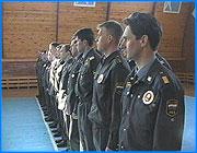 ></p><p class=c_tn>Встреча с ветеранами войны и органов правопорядка прошла сегодня в областном Управлении внутренних дел. Она началась в сквере около здания УВД. Пожилые люди с орденами и медалями принесли цветы к памятнику сотрудникам милиции, которые погибли при исполнении служебного долга. </p><p class=c_tn>Для них это не просто формальный акт, но дань памяти коллегам, с которыми когда-то работали бок о бок. Имена погибших - на стелах вокруг памятника. Ветеранов пригласили познакомиться с сегодняшней жизнью ивановского ОМОНа. Выставка оружия, которое омоновцы берут с собой в Чечню, стала поводом к воспоминаниям и сравнениям. Прежде винтовки и автоматы были другими, - а какова теперь дальность стрельбы? Как заряжают этот гранатомет? Прошло 60 лет, но даже в руках осталась память, как правильно взять автомат, как прицелиться.</p><p class=c_tn>Бывшие сотрудники следственного отдела встали кружком, вспоминают, как доучивались, придя с войны, как вместе работали и проводили милицейские операции. Иногда доходило до стрельбы. Были на одном фронте - попали на другой, - говорят они. </p><p class=c_tn>Как на любой встрече ветераны ругали власть, плохие дороги, бесхозяйственность и скверных чиновников. Но выглядели так, чтоб видно было - это их день, и при любых проблемах они остаются победителями. </p>
	
		<div class=
