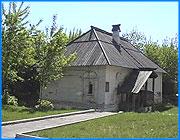 ></p><p class=c_tn>Щудровская палатка-памятник архитектуры 17 века, будет отремонтирован уже в этом году, причем без бюджетных затрат. Однако Музея в самом старом здании Иванова уже не будет. Памятник истории арендовала частная фирма.</p><p class=c_tn>Щудровская палатка построена еще при князьях Черкасских.  В 70-х здание пытались реставрировать, но оно стоит в низине.</p><p class=c_tn>3 с лишним века стоит Щудровка - и все глубже уходит в землю. Давняя уже реставрация была больше похожа на раскопки. Весь первый этаж был в огромной яме, его просто пришлось откапывать. А все без толку. Как откопали, так и закопали. Теперь и Музей отказался от Щудровки. Сначала подход к зданию отрезала стройка, потом оказалось размороженным отопление. Денег не было. Музей отказался от памятника. Чтобы спасти единственный у нас дом 17 века, специалисты стали искать частных арендаторов. Нашли. </p><p class=c_tn>Арендатор Варвара Карагезова сожалеет, что такое строение погибает. Ей даже хотелось восстановить его в первоначальном виде, даже документы архивные подняли. Здесь два этажа, первый полностью ушел под землю. Рабочие пытались его откопать, но там протекает Кокуев ручей. Поэтому откопать здание невозможно. Теперь пытаются восстановить верхнюю часть. </p><p class=c_tn>Пока внутри поставлена новые система отопления, рамы и двери. Впереди  ремонт кровли, стен, создание интерьера. Еще придется ставить на крыше трубу а-ля 17 век вместо неправильной нынешней. Каждое действие приходится согласовывать с ведомством по охране памятников. </p><p class=c_tn>Специалисты считают, что только затраты арендаторам придется окупать 2 года, при этом вкладывая деньги в текущие ремонты. Еще недавно памятники охраняли от арендаторов. Сегодня приглашают богатые фирмы взять старые дома в пользование - на бюджет надежды не осталось. Оправдают ли себя новые подходы, не знает никто, но другого выхода сегодня не видно. </p>
	
		<div class=