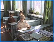 ></p><p class=c_tn>Сегодня во всех школах города и во всех классах первый урок был довольно необычным. Иваново - вчера, сегодня, завтра - именно эта тема была основной на всех утренних занятиях. Проводилась эта необычная акция по инициативе городского управления образования. </p><p class=c_tn>Мы побывали на уроке в средней образовательной школе № 4. О необходимости воспитывать в детях любовь и уважение к родному краю здесь задумались задолго до получения распоряжений от вышестоящих инстанций. Это единственная в области школа, которая имеет свою историю. </p><p class=c_tn>Сегодня в школьном музее проходит один из уроков нового цикла. Шестиклассники изучают историю образования Иваново-Вознесенска. Правда эти сведения для них не новы, поскольку занятия по краеведению проходили в школе и раньше, а в апреле состоялась конференция по такой же тематике. Один из седьмых классов знакомится с музыкальной культурой города, слушают песни Светилена, Меридиана, Кудеси.</p><p class=c_tn>Все уроки в классах разные, различается и форма их проведения. Где-то читают доклады, где-то проходят литературные чтения, а вот будущие выпускники пишут сочинения. В кабинете иностранных языков ребята общаются исключительно на немецком и английском, рассказывают о дружеских связях ивановцев со сверстниками за рубежом.</p><p class=c_tn>Самые маленькие в этот день изучают свой город по рассказам учительницы и своим собственным рисункам. Урок акварели им по вкусу: интересно и весело. Да и к учебе они еще не успели охладеть. Многие рисуют ивановские храмы, светлыми пастельными красками и родную школу - всю в зелени. Постепенно готовые работы заполняют всю классную доску. Похоже, сегодня малыши смогут рассказать родителям много интересного. </p>
	
		<div class=