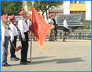 ></p><p class=c_tn>На площади Ленина состоялся первый за последние 10 лет областной слет пионеров. Это  мероприятие было посвящено 80-летнему юбилею детской организации страны, который отмечают 19 мая. </p><p class=c_tn>Сейчас в пионерских организациях нашей области насчитывается более 2 тысяч школьников. 10 последних лет некогда массовая и самая яркая детская пионерская организация переживает глубокий и затяжной кризис. Сейчас в 11 районах нашей области насчитывается всего несколько мелких дружин. Спустя годы при поддержке администрации коммунисты вновь решили объединить все пионерские организации области. В основном, пионерские организации существуют в районах. </p><p class=c_tn>Главная задача возрождаемой пионерской организации - патриотическое, нравственное воспитание детей и молодежи, их подготовка к всесторонней гражданской жизни. Эти тезисы всегда являлись важнейшей составляющей развития нашего общества и государства. И как раз обязанности государства и должна взять на себя пионерская организация: те же пионерские слеты, походы, заниматься непосредственно с детьми. </p><p class=c_tn>И хотя ныне отношение и общественное мнение к пионерской организации несколько изменились к лучшему, тем не менее, она остается самой незащищенной. Каждое объединение живет по своим  законам, не хватает атрибутики. 19 мая официально носит название «День рождения детской организации страны», но для современных пионеров и для тех, кто помнит свое пионерское детство, он все равно остается Днем Пионерии. </p><p class=c_tn></p><p class=c_tn></p>
	
		<div class=