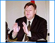 ></p><p class=c_tn>Средний класс в Ивановской области наконец-то получил свой профессиональный праздник. 14 июня  в нашем городе планируется провести областной День предпринимателя. Бизнесмены сами разрабатывают перечень торжественных мероприятий, где кроме выставки продукции и услуг местных фирм, праздничного концерта и круглого стола, планируется подвести итоги первого областного конкурса Новый бизнес. Взгляд в 21 век. Все подробности будущего действа были оглашены сегодня на специальной пресс-конференции. </p><p class=c_tn>Несмотря на то, что организовать  себе праздник придумали сами предприниматели, инициатива была поддержана и в областной администрации. Правда первый заместитель губернатора Александр Канаев свое выступление перед журналистами начал почему-то с критики того сценария, по которому сегодня развивается малый бизнес. По словам чиновника, сегодня эта та сфера, в которой производительность труда на порядок меньше, чем в промышленности, где чрезвычайна актуальна проблема теневой выплаты заработной платы и где насыщенность наемных сотрудников достигла критического уровня. </p><p class=c_tn> «Развивать малый бизнес вширь нам не нужно. Нам необходимы качественные товары и услуги, и нужно найти те ниши, где он может конкурировать с промышленностью», - заявил он. Вовремя сообразив, что подобные высказывания воспринимаются в зале с явным недоумением, Александр Канаев сразу оговорился, что ко всем присутствующим данные тезисы как раз не относятся. Наоборот, именно эта инициативная группа и олицетворяет тот бизнес, с которым власти по пути. В качестве же очередного извинения заместитель губернатора пообещал, что день предпринимателя в области станет традиционным праздником, и будет проводиться каждое второе воскресенья июня. Данное событие только торжественными мероприятиями ограничиваться не собирается. Уже в этом году организаторы задумали провести первый областной конкурс Новый бизнес. Взгляд в 21 век. Лауреатами станут победители в десятках номинациях, причем отмечены будут не только лучшие компании в различных отраслях, но ивановцы узнают и имена лучших бизнесменов, чиновников и рекламодателей.</p><p class=c_tn>Жюри не будет. Лучших будут определять сами предприниматели </p><p class=c_tn>Пока система для определения лучших самими предпринимателями, без экспертизы независимых экономистов и отсутствия критериев для оценки выглядит малопривлекательной. Конечно, в своем кругу договорится гораздо легче, да и лишняя реклама никому из будущих участников конкурса не помешает. Сегодня потребители товаров и услуг предполагаемых номинантов являются сторонними наблюдателями, правда население обещали сделать главными участниками процесса. Но только не в этом году.</p><p class=c_tn></p>
	
		<div class=