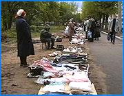></p><p class=c_tn>В конце апреля в городской администрации заместитель Главы города Сергей Бразер провел экстренное совещание, которое было посвящено проблеме благоустройства  городских улиц. Разговор, в частности, шел о территории вокруг железнодорожного вокзала. На улице Карла Маркса 3 года существовала стихийная свалка, которую устроили торговцы близлежащего микрорынка. Сегодня чиновники вновь побывали на этом месте.</p><p class=c_tn>Напомним, за санитарное состояние этой территории в свое время формально отвечал местный совет самоуправления. В течение трех лет руководство Совета уверяло городские власти, что наведут здесь порядок: уберут кучи мусора, посадят аллею, сделают сквер для отдыхающих. Ни одно из обещаний в итоге выполнено не было, и терпенью чиновников пришел конец. Месяц назад первый заместитель главы города Сергей Бразер особенно резко высказывался о стихийной свалке вдоль улицы Карла Маркса. В частности, он обещал отобрать эту бесхозную площадку у местного Совета самоуправления. Свое слово первый заместитель мэра сдержал. Отсюда было вывезено несколько десятков машин мусора. Проведена большая работа по перераспланировке территории. Как и обещали, городские власти сохранили деревья и построили бесплатную гостевую автостоянку. </p><p class=c_tn>Что же касается здешней стихийной барахолки, то ее городские власти постараются сохранить. После того, как будет завершено строительство временного рынка, торговцам старыми вещами придется освободить газоны. Им предоставят благоустроенную площадь. </p><p class=c_tn>В дальнейших планах городской администрации перенести сюда трамвайные пути, которые пройдут как раз по строящемуся рынку на Станционной. </p>
	
		<div class=