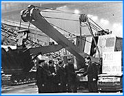 ></p><p class=c_tn>На прошлой неделе ивановская делегация во главе с губернатором Владимиром Тихоновым вернулась из Японии. 5 дней там шли переговоры с руководством фирмы Комацу о начале выпуска экскаваторов с одноименным названием на предприятии Кранэкс. Сегодня глава области провел пресс-конференцию, на которой рассказал об итогах этой поездки.</p><p class=c_tn>Рассказ о причине поездки в Японию глава области Владимир Тихонов начал с истории. Губернатор напомнил журналистам, что на базе машиностроительной компании Кранэкс в свое время было создано совместное российско-японское предприятие Кранэкс-интернешнл. Много лет компания успешно выпускала и продавала экскаваторы не только российским покупателям, но и зарубежным партнерам. Как утверждает губернатор, спустя годы качественный и технический уровень ивановских машин, по сравнению с японскими, стал несколько ниже. Чтобы вернуть былую славу нашей машиностроительной технике и вновь наладить отношения с руководством фирмы Комацу губернатор и председатель совета директоров Кранэкса поехали в Японию. В ходе посещения страны восходящего солнца, как отметил Владимир Тихонов, его больше всего поразила техническая оснащенность местных машиностроительных заводов. </p><p class=c_tn>Как добавил губернатор, в Японии прошло сразу несколько важных встреч. Был проведен совместный анализ ситуации на мировом рынке, в том числе и странах СНГ. Более подробно были рассмотрены причины падения потребности в ивановских экскаваторах. В итоге, стороны условно договорились об инвестициях. А компания Кранэкс уже через год планирует выпускать экскаваторы по чертежам фирмы Камацу. </p><p class=c_tn>Кроме того, по утверждению Владимира Тихонова, машиностроительная компания Кранэкс возможно станет показательным полигоном по производству экскаваторов, не имеющих аналогов в России. Но окончательное решение будет известно только в конце года, после визита японской стороны в нашу область. </p>
	
		<div class=