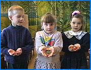 ></p><p class=c_tn>Сегодня депутаты Городской думы и руководство Управления образования накануне Дня города решили посетить ряд Ивановских детских комбинатов. Главная цель - проверка воспитательной работы с детьми, а также знакомство с заведующими комбинатов и общение с родителями о семейных проблемах.</p><p class=c_tn>Проверку проводили депутаты комитета по развитию рынка потребительских услуг и представители городского управления образования. Именно этим службам необходимо знать, в каких условиях живут дети, как питаются, с какими неудобствами приходится сталкиваться персоналу. Сегодня вместе ребятами представители администрации водили хороводы, пели песни, читали стихи. Затем гости осмотрели помещения групп, медицинские кабинеты, залы для физлечения. Не забыли проверить и пищеблоки.  К радости заведующих детскими садами, ни одного замечания от проверяющих они сегодня не получили, только положительные отзывы. </p><p class=c_tn>В хорошем расположении духа была сегодня и депутат городской думы Татьяна Гейстер. Она высоко оценила успехи работы заведующих детских комбинатов. </p><p class=c_tn>Представители городской администрации и депутаты хотят проводить такие проверки чаще. Так как, по их мнению, девиз предстоящего праздника С любовью к городу и детям должен стать правилом жизни. </p>
	
		<div class=