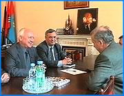 ></p><p class=c_tn>Сегодня наш город посетил депутат Государственной Думы, председатель ЦК профсоюза военнослужащих России Игорь Родионов. Первым делом он нанес визит своему бывшему коллеге по Российскому парламенту, губернатору области Владимиру Тихонову.</p><p class=c_tn>Бывший российский министр обороны, генерал армии Игорь Родионов прибыл в Иваново по приглашению руководителя городского Совета ветеранов военной службы Ивана Пименова. Последний больше известен ивановцам как один из руководителей горкома КПРФ. И хотя сам Игорь Родионов не является членом коммунистической партии, взгляды ее представителей полностью разделяет. В феврале этого года он возглавил дружественную коммунистам народно-демократическую партию России. Выяснилось также, что наш губернатор - старый знакомый и близкий друг высокопоставленного гостя. В качестве подарка Игорь Николаевич привез ему особый сувенир - декоративную тарелку с надписью Пролетарии всех стран соединяйтесь. </p><p class=c_tn>Депутат Госдумы приехал, чтобы лично посмотреть, как проводится в области работа по социальной защите военнослужащих и ветеранов. После получасового разговора с ивановским губернатором Игорь Родионов встретился с офицерами воинских частей области. Родионов комментировал ситуацию в стране, события недавних лет. Он считает, что реформа армии таковой не является, что идеология отсутствует, что альтернативная служба, прописанная в Конституции - это узаконенный способ не идти в армию.</p><p class=c_tn>Экс-министр обороны считает, что во всем виноваты либерал-демократы, пришедшие к власти и развалившие армию по указке Запада. В своем патетическом монологе Игорь Радионов заговорил и о вероятности начала большой войны. </p><p class=c_tn>Вывод генерала прост: нужно развивать российскую армию и увеличивать денежное довольствие военнослужащих, чтобы не потерять оставшиеся офицерские кадры. </p><p class=c_tn>Вечером Игорь Родионов выступил перед ветеранами Великой отечественной войны и Вооруженных сил России. Выслушал их просьбы и замечания. Пообещал поддержку.   </p><p class=c_tn>Вот только вряд ли на нее стоит рассчитывать. Высокопоставленных гостей в нашей области побывало немало – в том числе и депутатов Государственной Думы, а вот реальной пользы от их визитов пока нет. </p><p class=c_tn></p>
	
		<div class=