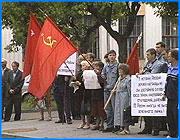 ></p><p class=c_tn>Ивановские коммунисты призывают к насильственному свержению Правительства и Президента России - к такому выводу пришли сегодня депутаты Законодательного собрания, члены фракции Единство России. На  своем очередном заседании его участники представили доказательства, по их мнению, неопровержимые.</p><p class=c_tn>Слово правды. Именно эта местная газета стала сегодня основным объектом обсуждений депутатов, представляющих в Законодательном собрании фракцию Единство России. По утверждению законотворцев, ряд публикаций в органе региональной организации КПРФ направлен против политики Российского Правительства и лично Президента Владимира Путина. В подтверждение депутат Виталий Мельников процитировал отрывки из этой коммунистической газеты. </p><p class=c_tn>Особенно свое недовольство депутаты высказали по поводу конкретной газетной статьи, которая называлась Быть настоящим коммунистом, быть настоящим революционером. Именно эта публикация переполнила чашу терпения депутатов.  </p><p class=c_tn>По общему мнению участников заседания отдельные статьи проправительственной газеты необъективны, носят оскорбительный характер, и даже призывают к гражданскому неповиновению и насильственному свержению законно избранной власти. В итоге, депутаты решили указать руководителю региональной организации КПРФ Владимиру Бакулину на недопустимость подобных публикаций и настоять на смещении его с должности. В ближайшие дни члены фракции также намерены обратиться в генеральную прокуратуру России о возбуждении уголовной дела по факту оскорбления представителей власти. </p>
	
		<div class=
