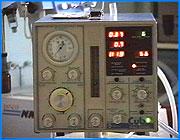 ></p><p class=c_tn>Сегодня 4 городскую больницу посетили руководители ивановской администрации и управления здравоохранения. Они приняли участие в символическом открытии кабинета Диабетическая стопа и прачечной в эндокринологическом центре. Александр Грошев в торжественной обстановке вручил врачам нагрудные знаки от имени Министерства здравоохранения.</p><p class=c_tn>Свой визит в лечебное учреждение мэр начал с чествования медицинских работников. 7 врачей из различных ивановских больниц сегодня получили поздравительные адреса от имени городской администрации, один медработник был удостоен грамоты Министерства здравоохранения и диплома за активное участие в проведении Дня города. За безупречную работу в течение многих лет 4 врачам Грошев вручил нагрудные знаки Отличник здравоохранения. </p><p class=c_tn>После торжественной части глава города направился открывать новую прачечную. Правда, с небольшим опозданием. Дело в том, что это производственное помещение, по словам работников, запустили еще в прошлом году. Теперь, всего за несколько часов с помощью чудо-машин одновременно можно выстирать, высушить и выгладить до 50 килограммов белья. Затем экскурсия мэра продолжилась. По дороге в эндокринологический центр разговор зашел об автономности лечебных учреждений. </p><p class=c_tn>В эндокринологическом центре Александру Грошеву предложили открыть еще и новый кабинет Диабетическая стопа. За время его работы, сотни пациентов уже поправили свое здоровье. Особый интерес у городского руководства вызвал кабинет флюорографии. Мэру продемонстрировали новые рентгеновские аппараты. И как отметили врачи, с их помощью в считанные секунды можно сделать полное обследование внутренних органов человека без всякого облучения. После чего, главу города попросили стать первооткрывателем и в других местах больницы. Правда, журналистов туда уже не пригласили. </p>
	
		<div class=
