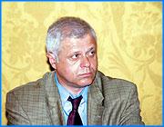 ></p><p class=c_tn>С 3 июня Евгений Осипов покинул пост исполнительного директора Ассоциации текстильных предприятий. Мы не раз рассказывал о положении дел в Ассоциации и так и не случившемся объединении АТП с Текстильной ассоциацией. Возможно, когда-то текстильщики области все же объединятся – это необходимо накануне вступления России в ВТО, - но только заниматься этим будет уже не Осипов.</p><p class=c_tn>Как рассказал нам сам Евгений Васильевич, причина отставки – переход на другую работу. Сейчас он исполняет обязанности генерального директора “Зиновьевской мануфактуры. Руководитель АО “ЗиМа Евгений Корягин находится в отпуске. Предположительно 10 июля состоится годовое собрание акционеров, на котором Осипов будет выдвинут на пост генерального директора, а Корягин – председателя совета директоров.</p><p class=c_tn>Такую пертурбацию в руководстве фабрики затеяли новые хозяева “ЗиМы: активные члены совета Ассоциации текстильных предприятий, фабриканты новой формации Василий Гущин и Дмитрий Сиганов. Как мы уже писали, руководимая Гущиным группа предприятий “Мега владеет контрольным пакетом акций Колобовской фабрики, а фирме Сиганова “Роско подконтрольны несколько фабрик в Вичугском районе. Сиганов и Гущин уже имели опыт сотрудничества при покупке фабрик. Например, фабрику “Красный октябрь в поселке Каменка они купили вчетвером (свои капиталы вложили в покупку акций еще два известных предпринимателя Аркадий Златкин и Сергей Кабанов). А в мае этого года Гущин и Сиганов на паях выкупили контрольный пакет “ЗиМы у известной промышленной группы “Савва кемикал. Таким образом, Ассоциация в своем меморандуме только декларировала объединение текстильных предприятий “путем создания технологически сопряженных комплексов, а новые русские фабриканты воплощают этот лозунг на деле.</p><p class=c_tn>Уход Осипова из АТП, по его словам, вовсе не означает, что он разочаровался в самой идее ассоциации. Более того, недавно исключенная из АТП за неуплату членских взносов “Зиновьевская мануфактура, в случае, если он станет генеральным директором, непременно снова войдет в ассоциацию. Евгений Васильевич убежден, что текстильщикам необходимо объединяться для выработки единой ценовой и технической политики в отрасли.</p><p class=c_tn>Как сообщил председатель совета Ассоциации текстильных предприятий Валерий Ермилов, кандидатура на должность исполнительного директора ассоциации пока не подобрана. На этой неделе соберется совет АТП, чтобы обсудить, кто заменит Евгения Осипова.</p><p class=c_tn></p><p class=c_tn>Александр Горохов</p><p class=c_tn>Иваново-Вознесенск</p><p class=c_av>Александр Горохов</p>
	
		<div class=