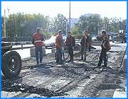 ></p><p class=c_tn>Количество автозаправок в городе неуклонно растет, а городские  дороги при этом продолжают пребывать в плачевном состоянии. Через 2-3 дня в Иванове будет полностью остановлено строительство и ремонт дорожных покрытий - такое заявление сделал сегодня начальник городского управления благоустройства Сергей Мкртумян. Главная причина - отсутствие финансирования.</p><p class=c_tn>22 миллиона рублей - именно такая сумма в этом году потрачена на ремонт ивановских автомагистралей. Заасфальтировано более 40 улиц. Однако, сегодня дорожники вынуждены искать работу в других регионах. </p><p class=c_tn>По расчетам городского управления благоустройства, сегодня на то, чтобы привести в порядок все дороги необходимо более 100 миллионов рублей. Деньги можно было бы найти в территориальном дорожном фонде. Это более 300 миллионов рублей. Депутаты Законодательного собрания на благоустройство дорог выделили всего 6 миллионов. А впереди встреча очередного высокопоставленного гостя: к нам собирается Владимир Путин.</p><p class=c_tn>Проблем городскому управлению благоустройства добавляют и сами ивановцы. Сегодня ночью в местечке Авдотьино были обворованы асфальтоукладчики Шуйского дорожно-ремонтного управления. Неизвестные украли аккумуляторы и срезали топливные шланги.  </p><p class=c_tn>Ущерб от грабежа составил около 10 тысяч рублей.  Работа дорожников была остановлена на 2 часа. В итоге, так и не понятно, смогут ли жители Авдотьина ездить по ровной дороге. </p>
	
		<div class=
