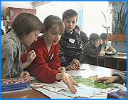 ></p><p class=c_tn>Лето в разгаре, счастливые дети наслаждаются каникулами. Но не все считают, что каникулы - это когда ты ничего не делаешь. Ребята из детского лагеря  Лидер думают, что отдых должен быть активным. Название лагеря говорит само за себя. Здесь подростков, съехавшихся со всей области, учат занимать активную позицию во всем, в том числе и в отдыхе.</p><p class=c_tn>Город Лидербург расположен на четвертом этаже общежития Института переподготовки кадров и агробизнеса. В городе есть свой мэр, свой банк и даже свой суд. Сегодня в суде слушалось дело о незаконном взимании налога: частный предприниматель Сергей Должиков против администрации города Лидербург. Страсти настолько накалились, что приставам пришлось удалить публику из зала. Продолжились слушания при закрытых дверях. </p><p class=c_tn>Ребята учатся всю первую половину дня, потом работают. Каждый может открыть свою фирму, или стать частным предпринимателем. Все фирмы имеют свой устав, с работниками заключаются контракты. Одно из таких предприятий- кафе Клубничка. Здесь готовят свои фирменные блюда. Правда, отведать их нам не удалось – не было местной валюты – лидриков. Ребятам работа нравится. Они считают, что все чему их здесь учат, в будущем обязательно пригодится. </p><p class=c_tn>К сожалению, в этом лагере только одна смена и все желающие туда попасть не могут. А у областной администрации нет денег для того, чтобы изменить положение. </p>
	
		<div class=