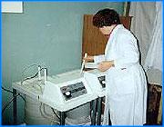 ></p><p class=c_tn>Сегодня поликлиника восстановительного лечения отпраздновала новоселье. Под одной крышей будут теперь работать специалисты Областной физиолечебницы и поликлиники аналогичного восстановительного профиля. Новый адрес - улица Постышева. </p><p class=c_tn>На торжественное открытие приехали строители, подрядчики, поставщики, чиновники городской и областной администраций. По медицинским обстоятельствам не смог приехать мэр Александр Грошев. Его ужалила пчела. Звучали благодарственные речи, дань работе строителей и финансистов. Бывший родильный дом принимал гостей и хозяев. Для пациентов открыты новые перспективы. Добираться до поликлиники теперь если не ближе, то проще. Стало больше помещений. У каждого врача есть собственный кабинет. Объединение произошло не просто формальное. Расширена научная и лечебная база. Совмещенный потенциал двух учреждений позволит поднять статус поликлиники и в Российском масштабе. Уже сейчас среди себе подобных ивановская восстановительная поликлиника на первом месте. Главный врач поликлиники, Александр Новосельский надеется, что в скором времени она получит статус исследовательского института. Прежние пациенты уже знают новый адрес поликлиники и завтра смогут продолжить лечение. </p>
	
		<div class=