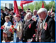 ></p><p class=c_tn>По предложению губернатора в областном центре будет сокращена компенсация льгот по закону о ветеранах. 13,5 миллионов рублей будут переведены со счетов города Иваново в пользу других муниципальных образований. </p><p class=c_tn>Ветеранам положены льготы в оплате коммунальных услуг, в оплате топлива, электроэнергии, при покупке лекарств, при пользовании общественным транспортом. Компенсацию выпадающих доходов предприятия получают из бюджета области. В этом году на реализацию закона о ветеранах область выделила 150 миллионов рублей - 40 % от потребности. Распределение денег было в пользу Иванова. Губернатор предложил перераспределить средства в пользу сельских ветеранов. Сегодня депутаты Законодательного Собрания рассматривали аргументы за и против перераспределения.</p><p class=c_tn>Первоначально планировалось снять с ивановского бюджета 27 миллионов в пользу ветеранов села. Это, примерно, квартальная потребность города по этой бюджетной строке. Аргументы защитников ивановских ветеранов следующие. Объем льгот, предоставляемых в главном городе области - самый большой. Общественный транспорт, медицинские услуги, коммунальные платежи. По всем этим параметрам Иваново опережает районы области. </p><p class=c_tn>Максимальные расходы по реализации ветеранских льгот несут транспортники. Самый большой удар по рентабельности перевозок наносят как раз некомпенсированные льготы.  Начальник Управления по энергетике и транспорту Валерий Сотов считает, что это может привести к увеличению стоимости проезда до 4,5 рублей.</p><p class=c_tn>Еще один аргумент в пользу ивановских ветеранов - в первом полугодии не все города и районы израсходовали выделенные средства. Депутаты вынуждены были решать, где же ветераны живут хуже и кому деньги нужнее. </p><p class=c_tn>Однако деньги искать не стали, и ивановскому бюджету теперь придется делиться с селянами. Правда, первоначальные 27 миллионов снизили до 13,5. </p>
	
		<div class=