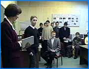></p><p class=c_tn>Сейчас в ВУЗах области полным ходом идут вступительные испытания. Часть претендентов на студенческий билет отсеялась уже после первого экзамена. Это те, кто дал взятку членам приемной комиссии.</p><p class=c_tn></p><p class=c_tn>В прошлом году в оперативной разработке находилось шесть подобных дел. В этом - четыре. Однако сотрудники второго отдела областного УВД считают, что это лишь верхушка айсберга. Нераскрытых случаев - в три-четыре раза больше. Можно предположить, что и эта оценка занижена. Заявление появляется в милиции, только если взяткодателю не удается устроить клиента в ВУЗ и возникает скандал. Есть и еще одна причина, по которой дела о взятках в высших учебных заведениях считаются сложными. Законодательство признает ответственным и того, кто взятку берет, и того, кто ее дает. Избежать наказания могут те, у кого деньги за поступление напрямую вымогали. Такие случаи в Иванове были. Но, по мнению милиционеров, взяткодатель чаще сам открывает дорогу к дальнейшему вымогательству. Милиционеры не ждут от абитуриентов шквала заявлений о взятках. Новый уголовно-процессуальный кодекс предусматривает активную защиту заявителя и свидетеля. Но пока, по словам специалистов, до реальной защиты еще далеко. </p>
	
		<div class=