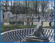 ></p><p class=c_tn>В муниципальной собственности - три фонтана. Каждый заслуживает отдельного рассказа. Начнем с фонтана у входа в парк им. Степанова. Не работает уже много лет, никто не может точно сказать - сколько. Насосы были украдены, все, что можно было снять - снято. Денег хватает только на косметический ремонт. Включают его только в преддверии дня города силами Водоканала. Но старожилы помнят еще фонтанные времена.</p><p class=c_tn>Фонтан у кинотеатра Современник. Этот фонтан работает, но тоже не соответствует замыслу проектировщиков.</p><p class=c_tn>Проблема цветмета - были никелированные трубы, набалдашники. Трубы теперь чугунные. Кому-то понадобились и облицовочные плиты. Говорят, на памятниках хорошо смотрятся. Охранники соседней частной фирмы периодически отгоняют охотников за сокровищами. Те пытались отпилить никелированные перила. Самый солидный фонтан - на площади Пушкина. Когда-то был с подсветкой. Здесь умельцы тоже приложили руку. Но чаще видна работа бездельников. Куда дотягиваются конечности - половина труб забита. Видимо, для части ивановцев фонтаны остаются диковинкой, а для властей – непозволительной роскошью. </p>
	
		<div class=