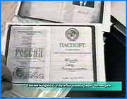 ></p><p class=c_tn>Плата за ускоренное оформление новых паспортов незаконна и должна быть отменена. Об этом заявили руководители областной прокуратуры. Однако в районных паспортных столах по-прежнему берут деньги за срочность.</p><p class=c_tn></p><p class=c_tn>В  паспортных столах снова растут очереди. Лето не принесло затишья. Наоборот, люди идут менять старые паспорта чтобы без проблем ездить в ближнее зарубежье или решить накопившиеся проблемы здесь. Те, кто не может долго ждать, платят за срочное оформление. Срок ожидания сокращается до нескольких дней. Такой порядок действует уже не один год. В середине лета областная прокуратура внесла протест на приказ начальника УВД и постановление губернатора о взимании дополнительных средств. Потому что действующие законы такой платы не предусматривают. Милицейский приказ о плате за срочность уже отменен. Постановление губернатора пока действует.</p><p class=c_tn>Уже выданные в ускоренном порядке паспорта действительны. Прокуратура оспаривает только дополнительные платежи. Те граждане, которые оплатили стоимость оформления паспортов за их срочность, вправе обратиться в паспортно-визовую службу с требованием о возврате незаконно уплаченных денежных средств. Руководители паспортно-визовой службы тоже отменили свой приказ о дополнительных деньгах. Но берут их по-прежнему, поскольку постановление губернатора не отменено. Здесь не согласны с протестом прокуратуры и считают, что деньги получены на законном основании. Ни один пункт в ивановской программе паспортной реформы не предусматривает бюджетной поддержки. Хотя в соседних областях дополнительных паспортисток содержит местная власть. Поэтому сотрудники паспортных столов беспокоятся - как только отменят официальный сбор, паспортным обменом займутся посторонние посредники. А это чревато злоупотреблениями и очереди останутся все равно. </p>
	
		<div class=