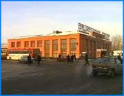 ></p><p class=c_tn>Под пристальным вниманием городской администрации оказались сегодня ивановские вокзалы: автобусный и железнодорожный. Комиссия по благоустройству города проверяла порядок и соблюдение правил торговли на вокзалах и прилегающей территории.</p><p class=c_tn>Последний раз подобный рейд устраивали перед днем города. Сегодняшнее мероприятие вполне можно увязать с приездом французской делегации и предстоящими в день десантника событиями. Члены комиссии предполагали увидеть привычный беспорядок. Однако, видимо, кто-то предупредил торговцев. Единственная продавщица семечек при появлении комиссии быстро собрала свои вещи. Остальные торговцы остались на месте. Их документы оказались в порядке. Следующим объектом проверки стал железнодорожный вокзал. Незаконная торговля идет и здесь. Ассортимент шире. Продаются не только фрукты, но даже обувь. За соблюдением чистоты должны следить арендаторы территории. Однако грязь и мусор их волнуют мало. </p><p class=c_tn></p><p class=c_tn>Конечная остановка первого и седьмого автобуса. Здесь в выходные будет отмечаться день Десантника. Вновь на уборку территории расходуются деньги из городского бюджета, хотя за чистотой должны следить транспортники.  В результате рейда будет составлен протокол, где зафиксируются все нарушения. Планируется, что штрафы пойдут в городской бюджет и будут израсходованы на уборку города. Изменит ли это ситуацию в целом, неизвестно. </p>
	
		<div class=