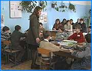 ></p><p class=c_tn>В этом году около ста сельских школ области изменят свой статус. Демографический провал приходится на возраст пятого-седьмого классов. Поэтому в некоторых школах останутся только начальные классы, другие будут закрыты.</p><p class=c_tn>Реорганизации подлежат около пяти школ каждого района области. В некоторых случаях реорганизация означает закрытие. Касается это только сельских учреждений образования. </p><p class=c_tn>Например, болотновская девятилетняя школа. В среднем звене учится 35 человек. По норме необходимо 40. Поэтому в сентябре ученики среднего звена начнут ездить за восемь километров в другую школу. Младшее звено останется в селе и будет учиться в здании детского садика. Здание школы в селе Болотново уже закрыли. Из двенадцати учителей часть останется без работы. Устроиться по специальности в ближайшую школу смогут не все.</p>
	
		<div class=