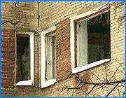 ></p><p class=c_tn>В конце июня мэр Иванова Александр Грошев издал постановление о передаче в муниципальное ведение домов, принадлежащих ивановской квартирно-эксплуатационной части Министерства обороны. Сегодня представители коммунальных служб города осматривали приобретение. Коммунальщики отмечают крайнюю изношенность жилого фонда военных городков. Привести дома в надлежащее состояние удастся не скоро. </p><p class=c_tn>Город принял на баланс 49 домов. Это самый крупный прием жилья за последние 8 лет. В местечко Балино город принял 5 домов. Ремонтировать нужно практически все: вода из водопровода течет прямо на улицу, а канализационные стоки - в подвал дома. Во всех домах нужен капитальный ремонт систем электроснабжения, отопления, панельных швов и мягких кровель. Не лучше обстоят дела и в Пустошь-Боре. Здесь находится большинство переданных домов. Распределительные щиты в подъездах давно устарели. Сейчас они уже не эксплуатируются. Требует замены и проводка. Газовые колонки в квартирах работают, что называется до разу. В доме ненадежная вентиляция. Если она засорится, обитатели квартиры рискуют отравиться угарным газом. Это далеко не полный перечень неисправностей в доме. Устранить их все будет не так просто. </p><p class=c_tn>В этом году необходимого капитального ремонта домов ждать не приходится. На это у МПЖХ нет средств. На полный ремонт только одного дома нужен почти миллион рублей. На ремонт всего фонда КЭЧ - 134 миллиона. Это почти в 8 раз больше, чем выделил город в этом году на ремонт всего жилищного фонда МПЖХ. Работники МПЖХ надеются, что постепенно им удастся привести все дома в надлежащий вид. Однако сколько времени это займет, никто сказать не берется. </p>
	
		<div class=
