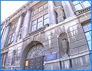></p><p class=c_tn>Информационную встречу с журналистами провели сотрудники ивановского краеведческого Музея им. Бурылина. Ее организовали Управление культуры и пресс-секретарь губернатора. Корреспондентам демонстрировали успехи в ремонтных работах и создании новой экспозиции.</p><p class=c_tn>Повод для встречи едва ли можно назвать серьезным. Одна из газет пожелала сфотографировать подземный переход между музеями. Однако она уже давно публиковала такие снимки. Поэтому показывали все, что можно представить как успех и заслугу Управления культуры. Музей ситца, бурылинская библиотека, информационный центр. Журналистам показали, как ремонтируют Краеведческий музей. Расписанные накануне роли позволяли избегать острых вопросов, но они появились. Ведь 19 августа губернатор подписал документ, согласно которому Краеведческий музей, в составе которого фактически 7 музеев, делится на 2 части. Одна часть - Музей им. Бурылина, в составе которого - бывший Краеведческий и Ситцевый музеи, другая часть - историко-революционная. В ней - все остальное. Как это будет функционировать, никто не знает.</p><p class=c_tn>В отличие от управленцев, сотрудники музеев уже знают, к чему приведет разделение. Во-первых, будут разделены неделимые по закону фонды музея, во-вторых, станет больше управленцев, в третьих - снизится категория музеев и упадут и без того низкие зарплаты. Многие уже ушли из музея. Теперь уход может стать массовым. Сказать это на встрече музейщики не могли, но уже направили письмо Владимиру Тихонову и Вере Добролюбовой. Они  заявили, что распоряжение противоречит сути музейного дела и букве закона.</p><p class=c_tn>Представителям Управления культуры создание отдельного бурылинского музея кажется привлекательным новшеством. На самом деле, до сих пор не решено, что именно будут здесь показывать. В одном из залов Вера Добролюбова  забраковала готовую витрину. В результате пересматривается вся концепция, уже одобренная Министерством культуры. Однако сотрудники управления уверяют в правильности своих действий.</p><p class=c_tn>Кто прав, очевидно, будет решать Москва, Министерство культуры. Потому что только ему закон позволяет регулировать движение музейных коллекций. Или суд. </p>
	
		<div class=