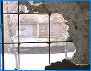 ></p><p class=c_tn>Жители дома № 82 по ул. 1-ой Полевой могут в скором времени оказаться на улице - у их дома рушится стена. Еще немного - и выходить на улицу можно будет прямо из комнаты. В ответ на просьбы о помощи коммунальщики предлагают жильцам делать ремонт самостоятельно.</p><p class=c_tn>Стена в доме начала обваливаться 3 года назад. Сначала появились трещины, потом стала падать штукатурка и куски камней. В конце концов, образовалась большая дыра. Жители опасаются - еще немного - и на 2 этаже дома обвалится балкон. </p><p class=c_tn>Владимир Летнев, главный инженер 16 ЖРЭУ, в ведомстве которого сейчас находится дом, сказал, что впервые слышит о жалобе. Сегодня он побывал на месте, и дом включили в план капитального ремонта. Сейчас ЖРЭУ ищет подрядчиков и составляет смету. Нас заверили, что ремонт будет проведен в этом году, до зимы. Правда, что следует подразумевать под зимой - 1 декабря или первый снег, выпадающий порой и в сентябре, в ЖРЭУ так и не уточнили.  </p>
	
		<div class=