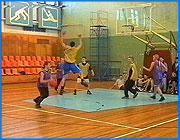 ></p><p class=c_tn>Совещание сотрудников городского комитета по физкультуре и спорту и директоров детско-юношеских школ прошло в Иванове. Кроме традиционных планов на учебный год, здесь обсуждали совершенно новую ситуацию - 2 месяца назад управление образование перестало быть учредителем спортивных школ.</p><p class=c_tn>Ситуация кажется парадоксальной - в общеобразовательных школах вводится дополнительный урок физкультуры. И одновременно спортшколы уходят из учительского  ведомства. Теперь они подчиняются городскому спорткомитету. В комитете же полагают, что в школах хватает своих залов и своих преподавателей, однако от сотрудничества не отказываются. </p><p class=c_tn>Спортсмены уверяют, что и прежде не испытывали сложностей во взаимоотношениях с управлением образования. 21 сентября совместными усилиями двух ведомств городской администрации будет проведена спартакиада школьников на стадионе Текстильщик. Правда, традиционную программу из 10-15 видов спорта решили подрезать. Говорят, что хотят брать не количеством, а качеством. Однако для самих спортшкол пока проблем будет больше. Переподчинение в начале учебного года может на первых порах вызвать проблемы с набором учеников, подготовкой новых документов, с системой оплаты тренерской работы. На все это накладывается общая нехватка средств. По всей стране у спортивных организаций почти нет средств на выезды. Каждая поездка на соревнования означает мучительный поиск спонсоров. Учебный год в одних спортшколах уже начался, в других откроется в пятницу. Но, похоже, у юных гимнасток не было долгого летнего перерыва. Ведь многие ученики спортшкол продолжали тренироваться и в летних лагерях. </p>
	
		<div class=