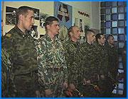 ></p><p class=c_tn></p><p class=c_tn></p><p class=c_tn></p><p class=c_tn>Областной военкомат призывает молодых ивановцев заключать контракты на прохождение службы в Псковской воздушно-десантной дивизии.  Она станет первым профессиональным армейским подразделением в стране. Из Ивановской области в течение года туда отправятся около ста человек. Сегодня в областном военкомате прошла встреча, на которой все добровольцы могли уточнить подробности возможной службы. И судя по сегодняшнему разговору, желающих служить в экспериментальной дивизии пока явно недостаточно. </p><p class=c_tn>Крепкие парни в голубых беретах из рекламных роликов призывают и ивановцев послужить в Псковской Гвардейской Краснознаменной дивизии ВДВ. Зал областного военкомата полон. Возможные контрактники это в основном молодые люди до тридцати. Подполковник Зайцев рассказывает им о прелестях службы в дивизии. Оформившим контракт на три, пять или десять лет, обещают ежемесячный оклад в две с половиной тысячи рублей. Плюс дополнительные выплаты за выслугу лет, классность и количество прыжков с парашютом. Контрактникам обещают и льготное санаторно-курортное лечение. Семейные смогут встать в очередь на получение благоустроенного жилья. Холостым предоставляется служебное. Подчеркивается также, что служба в элитной дивизии уже сама по себе  большая честь.</p><p class=c_tn>Спустя полчаса после начала разговора потенциальные контрактники начинают покидать зал. Остаются те, кто серьезно думает. Вопросов больше, чем ответов  - какие льготы, что останется родственникам в случае гибели и каковы шансы получить жилье? Николай тоже пришел сегодня, чтобы выяснить все детали. Ему двадцать три года. Отслужил срочную в ВДВ. Затем год по контракту. Вернулся, работал отделочником. Очень хочет заработать на свое жилье. Он согласен с тем, что армия должна быть профессиональной и воевать должны те, кто может и хочет это делать. Но остается много вопросов и бывший солдат российской армии Николай еще будет думать - стать ли ему солдатом армии будущего.</p><p class=c_tn>Таких как Николай немного. Еще меньше тех, кто на подписание контракта уже решился. По информации областного военкомата, сегодня около десяти человек проходят медкомиссию и готовят необходимые для службы документы. </p><p class=c_tn></p>
	
		<div class=